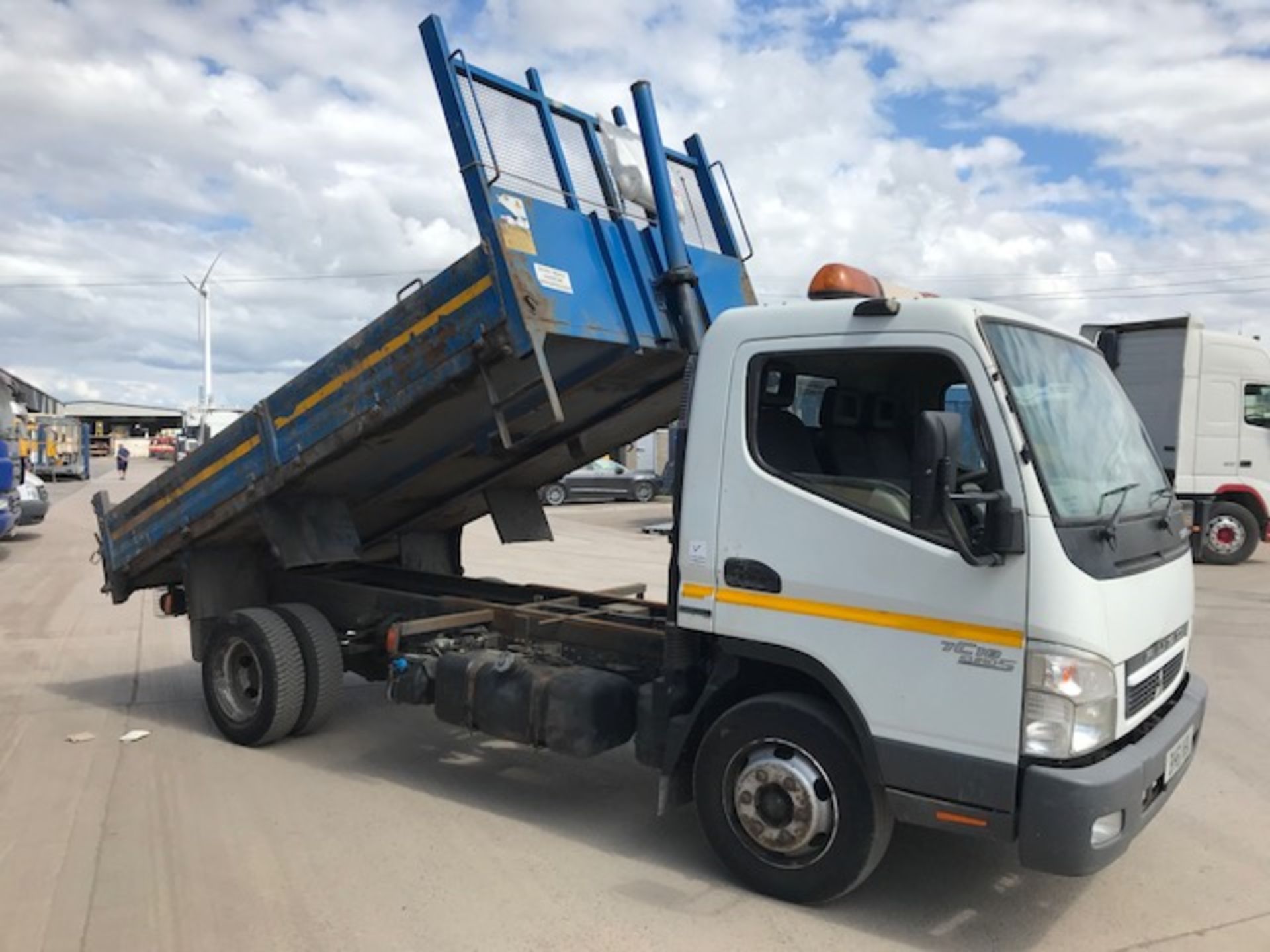 2012 Mitsubishi Canter 7C18 Tipper - Image 2 of 10