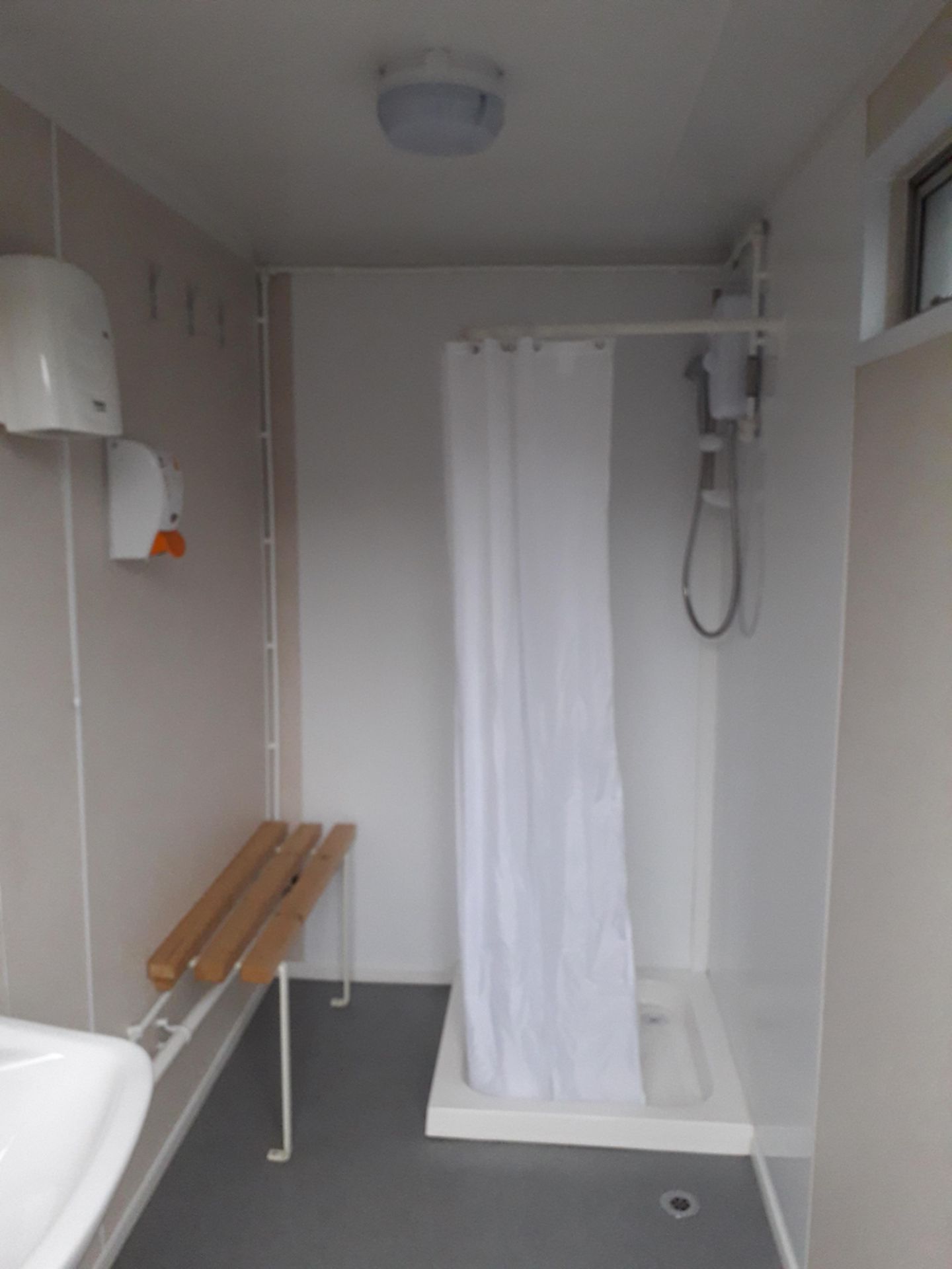 10ft x 8ft Double Shower Unit - Image 3 of 8