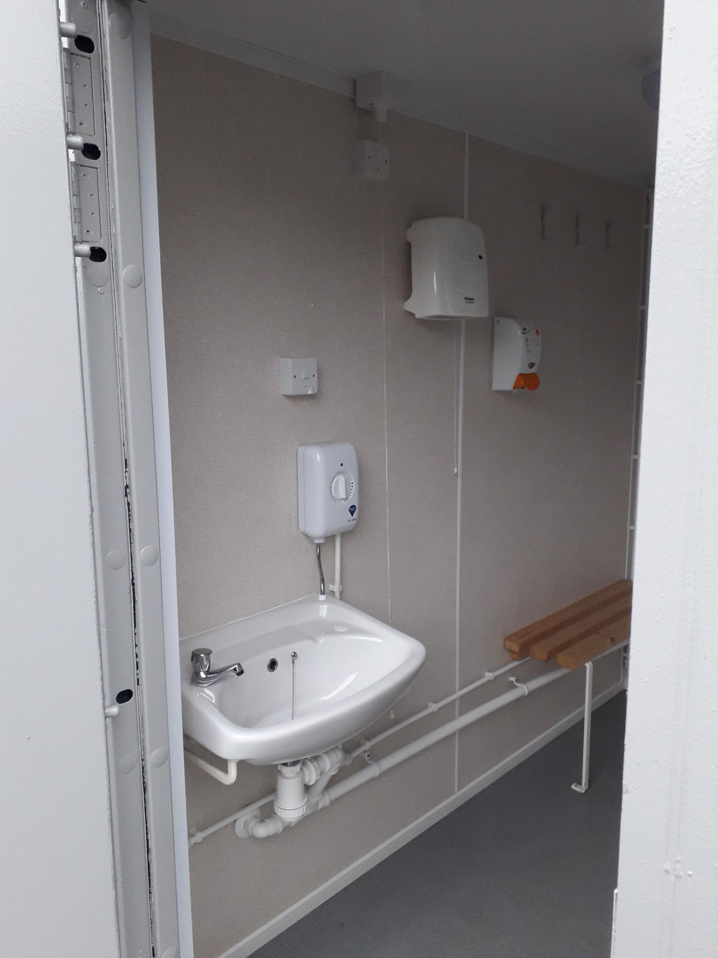 10ft x 8ft Double Shower Unit - Image 4 of 8