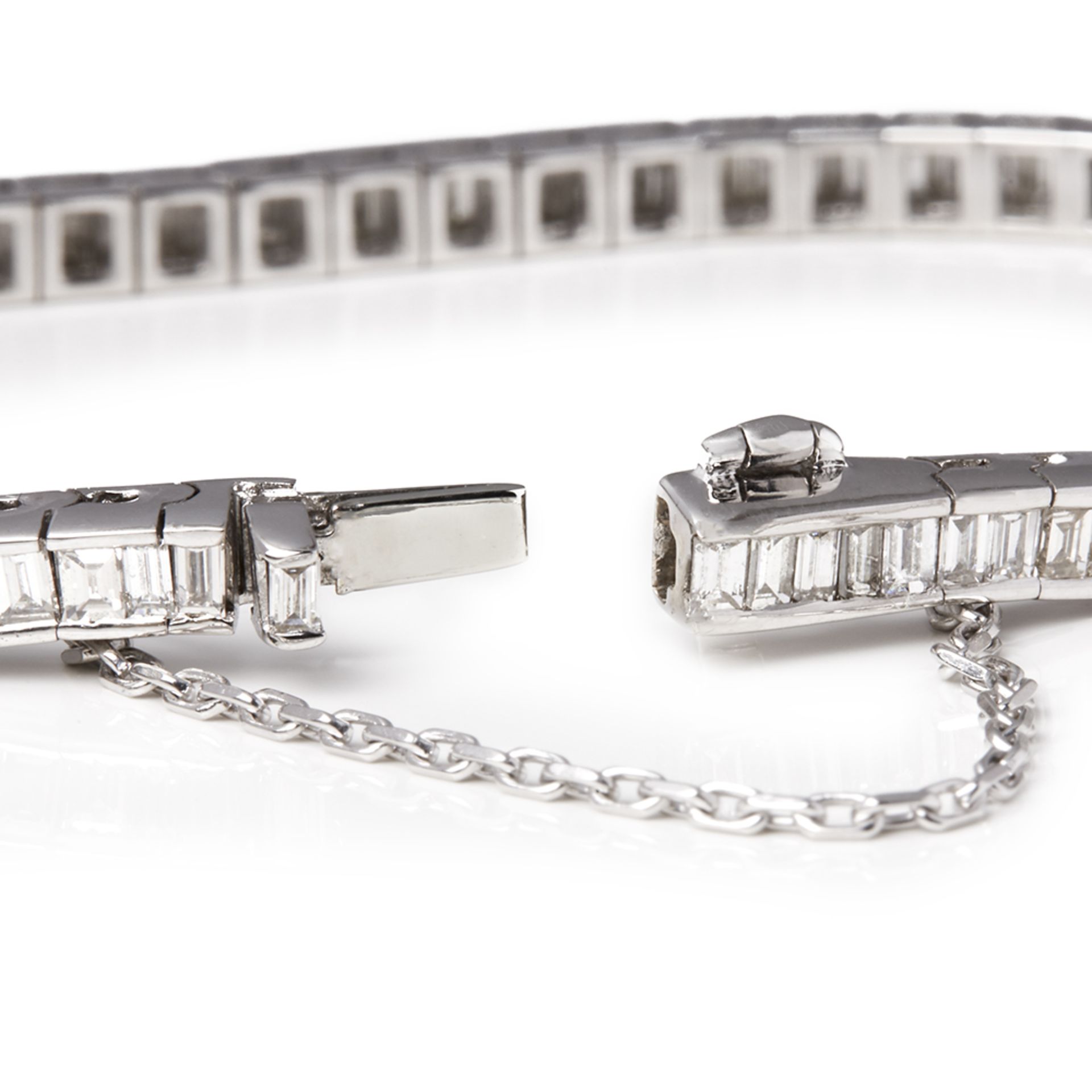 18k White Gold Emerald Cut Diamond Tennis Bracelet - Image 4 of 7