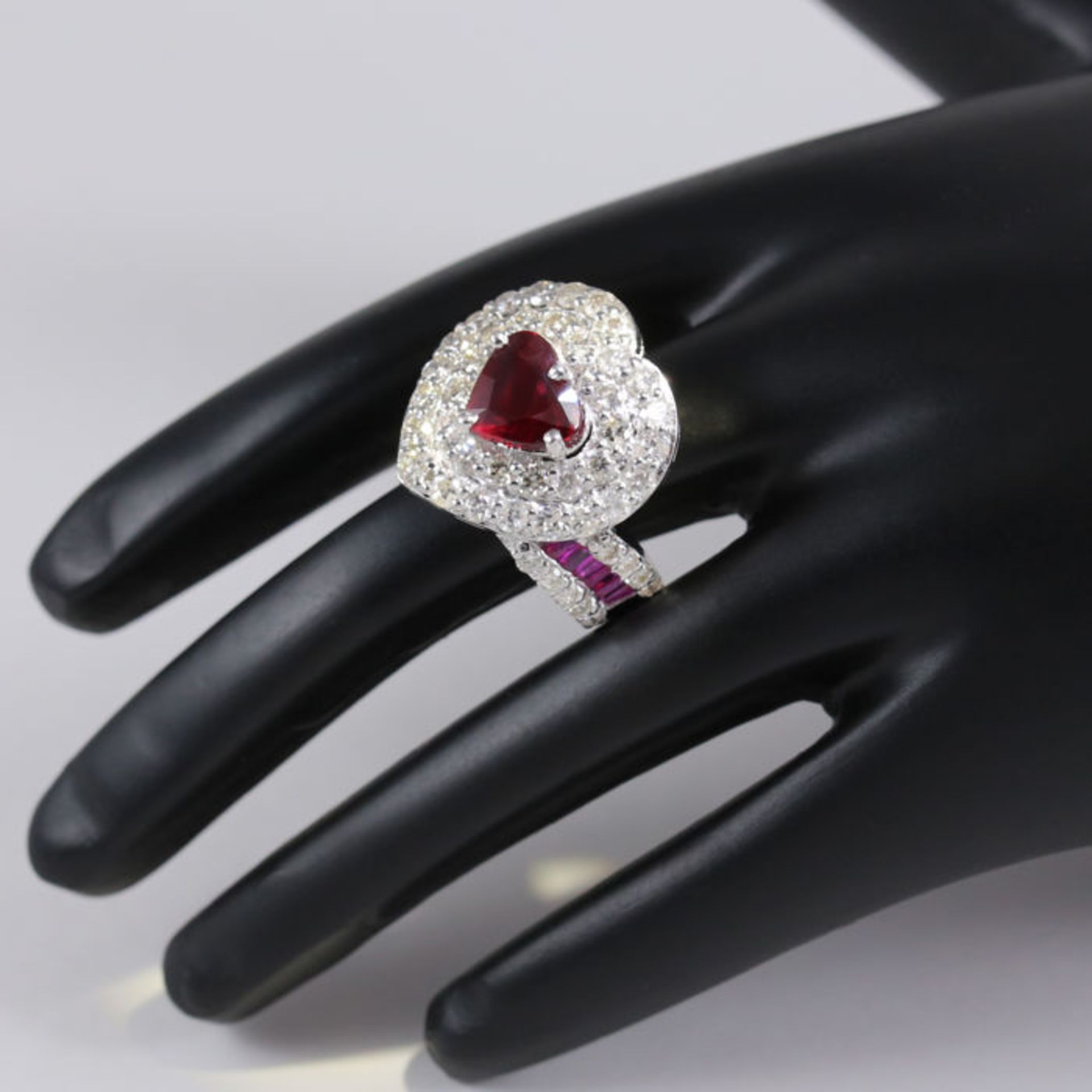 14 K / 585 White Gold Designer Royal Red Ruby (LOTUS Certified) & Diamond Ring - Image 6 of 9