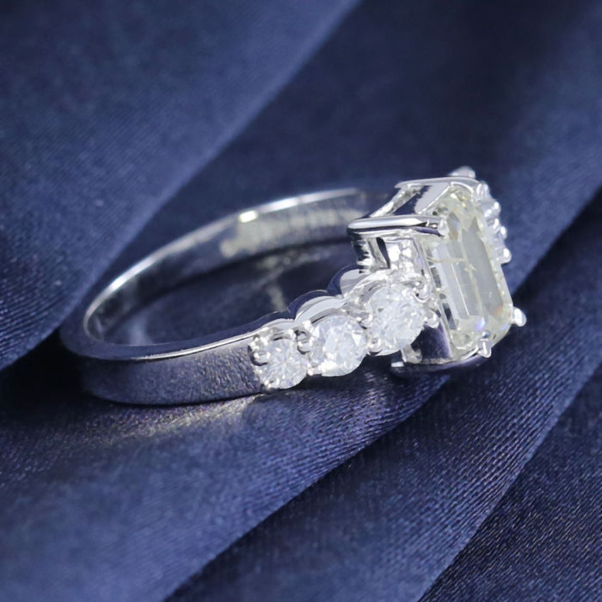 IGI Certified 14 K / 585 White Gold Designer Solitaire Diamond Ring - Image 5 of 7