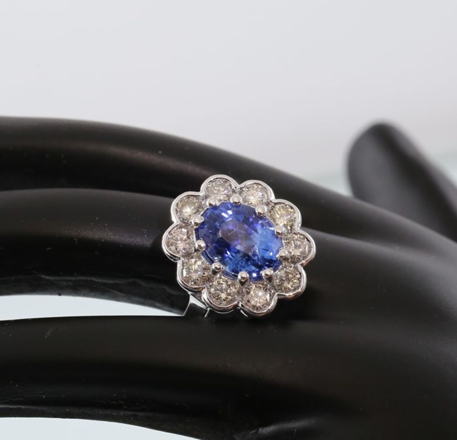 14 K / 585 White Gold Blue Sapphire (IGI Certified) & Diamond Ring - Image 8 of 13