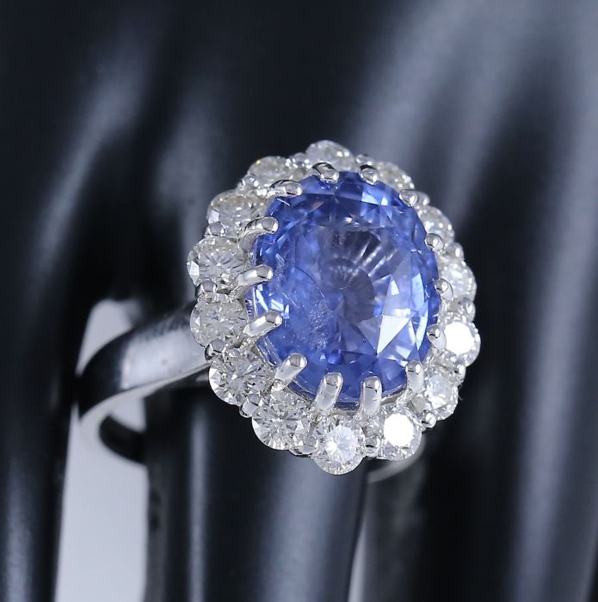 14 K / 585 White gold Designer Blue Sapphire (IGI Certified) & Diamond Ring - Image 9 of 13