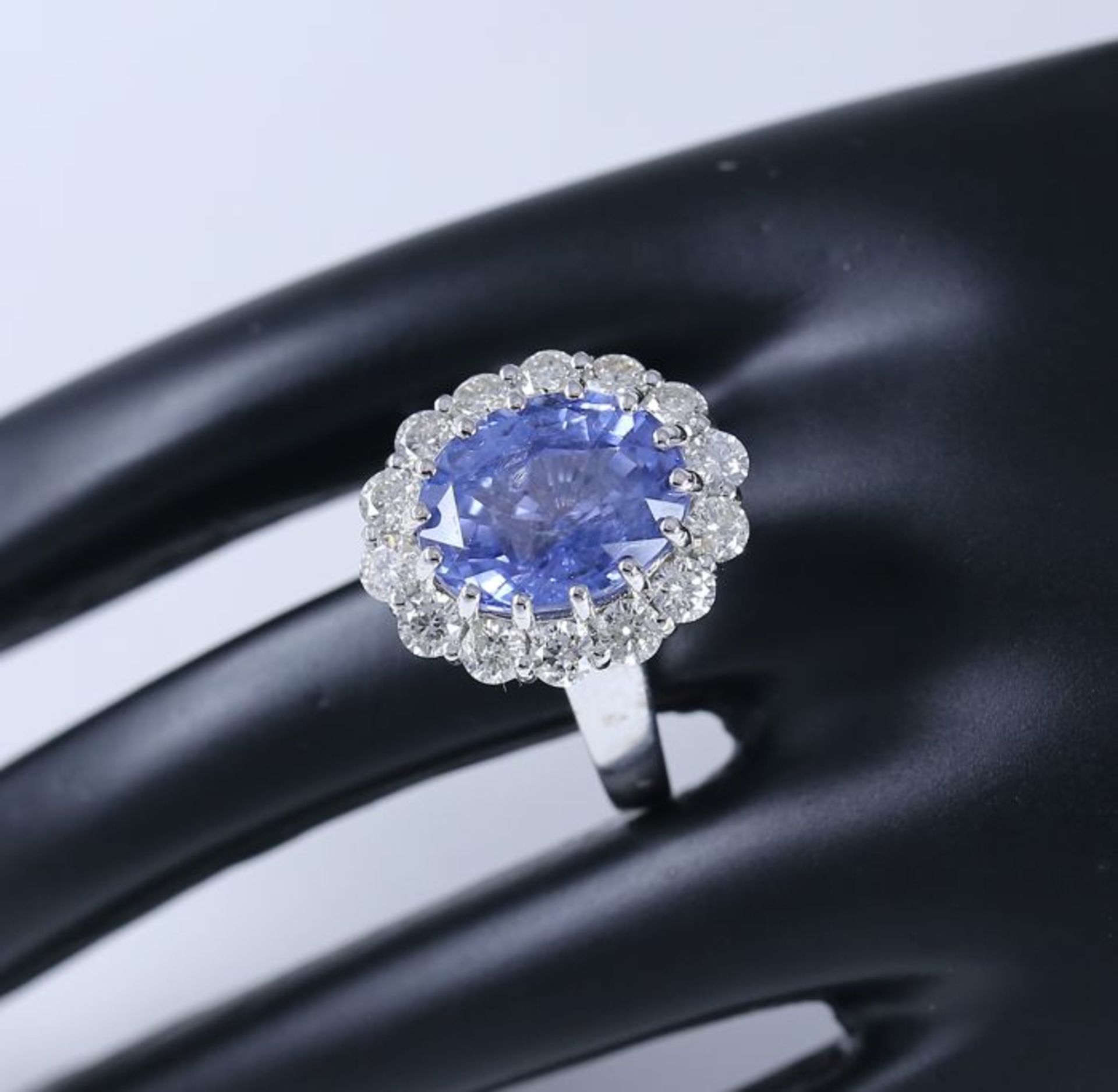 14 K / 585 White gold Designer Blue Sapphire (IGI Certified) & Diamond Ring - Image 4 of 13