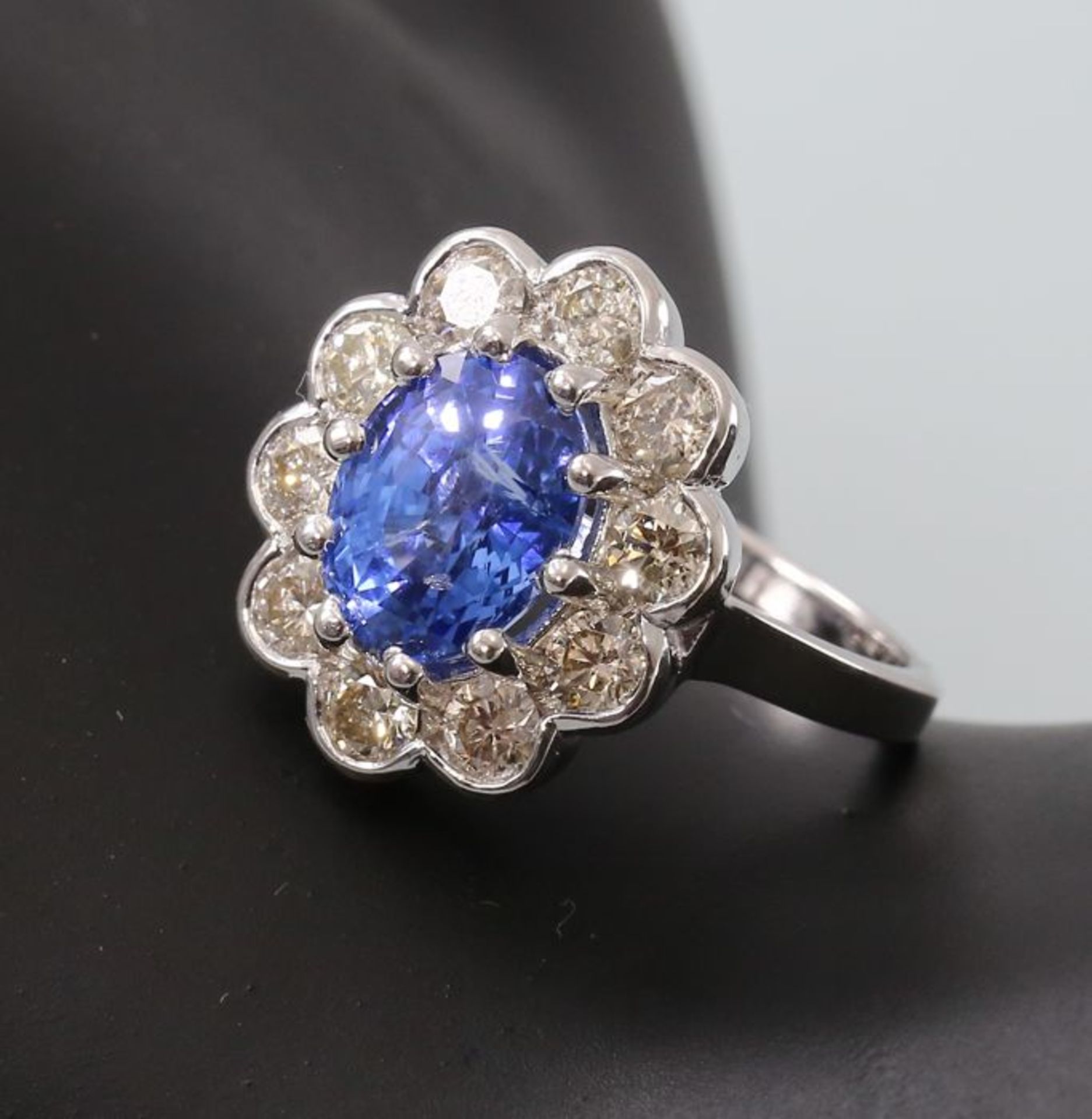 14 K / 585 White Gold Blue Sapphire (IGI Certified) & Diamond Ring - Image 9 of 13