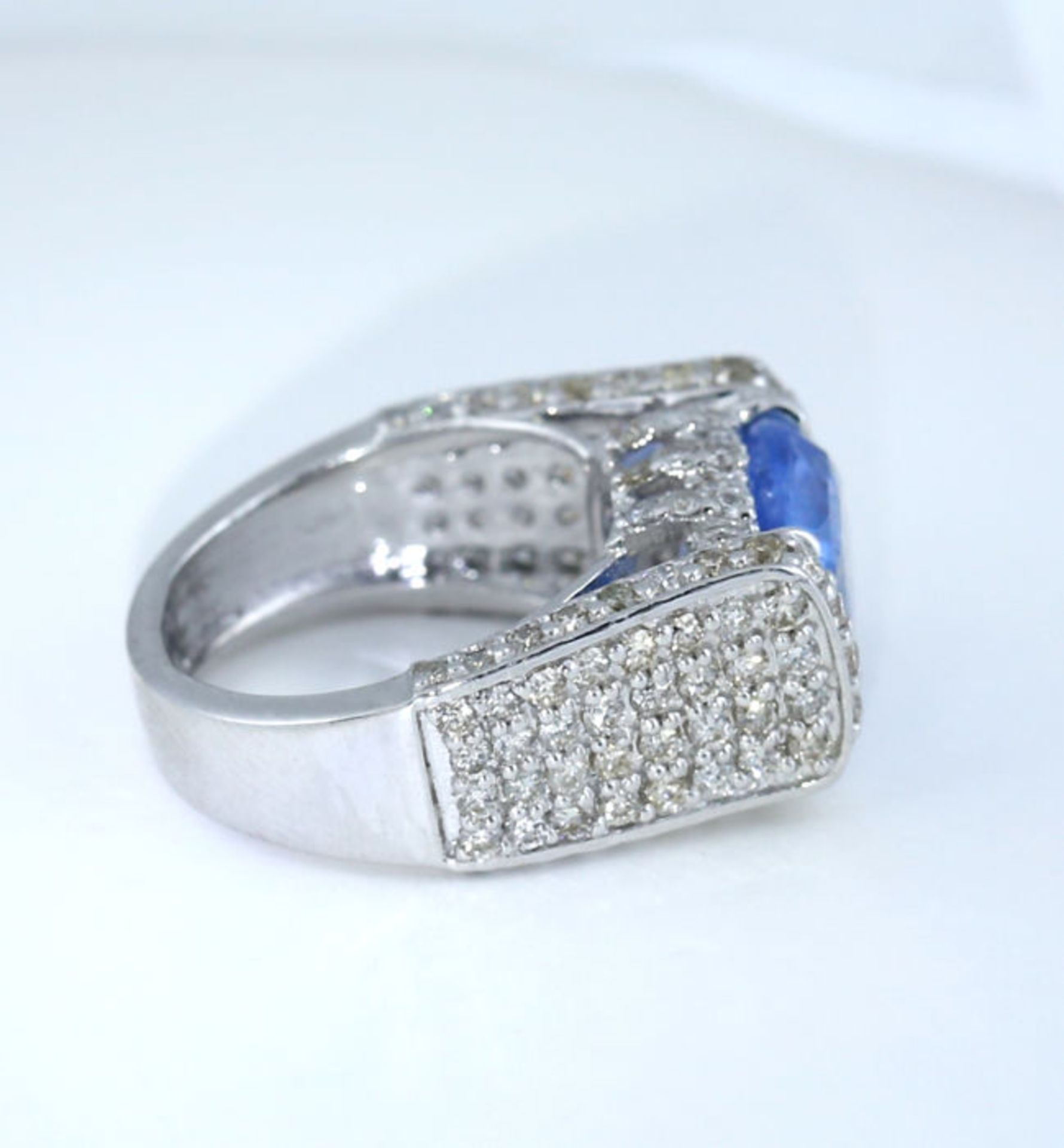 14 K / 585 White Gold Very Exclusive Designer Blue Sapphire (IGI certified) and Diamond Ring - Image 7 of 8