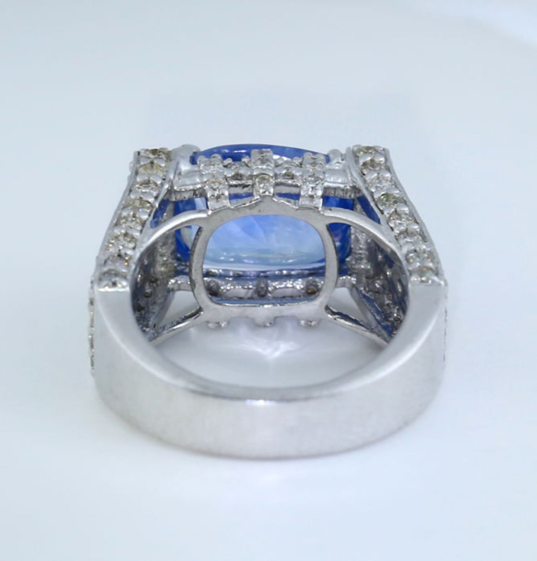14 K / 585 White Gold Very Exclusive Designer Blue Sapphire (IGI certified) and Diamond Ring - Image 8 of 8