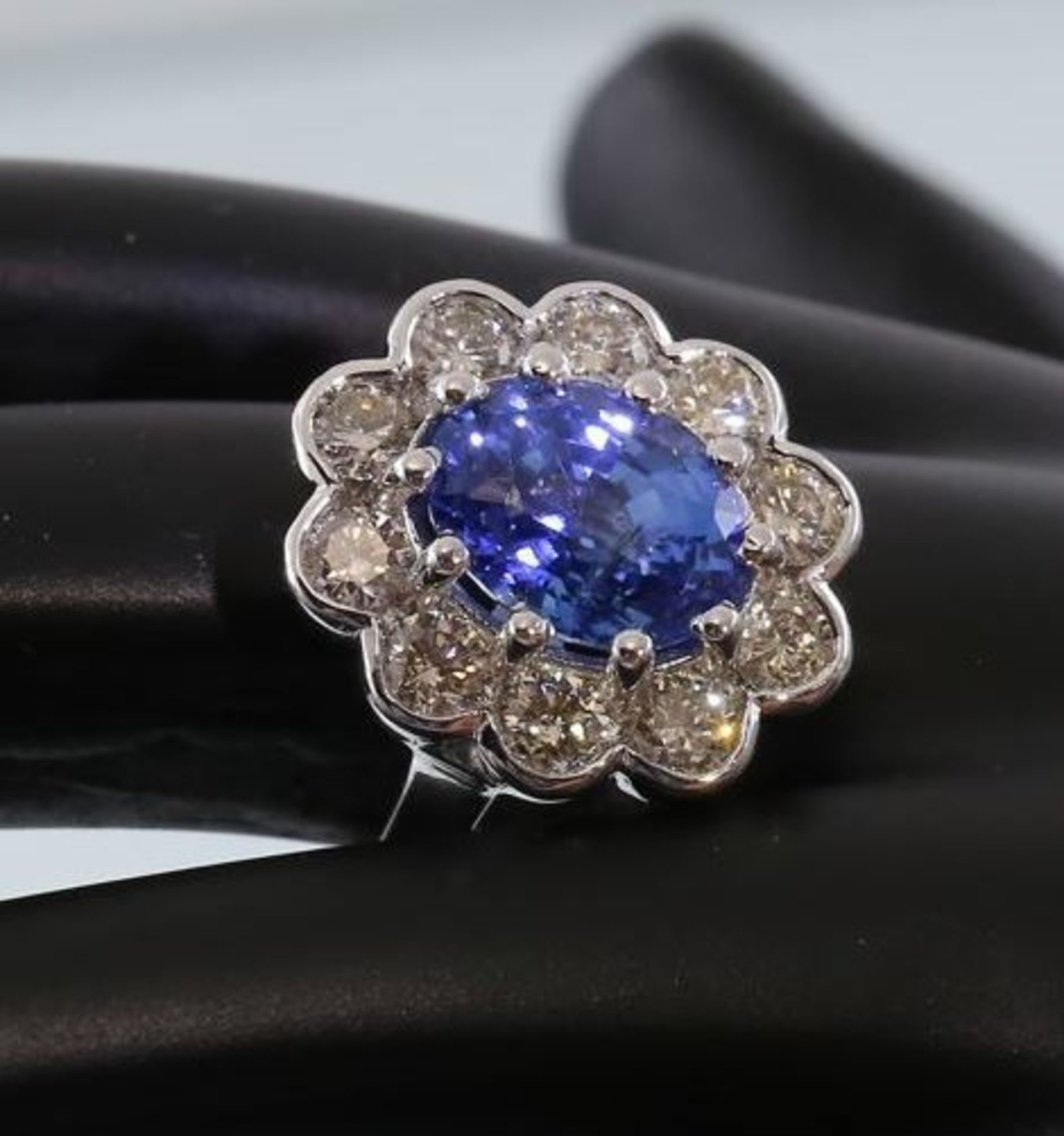 14 K / 585 White Gold Blue Sapphire (IGI Certified) & Diamond Ring - Image 4 of 13
