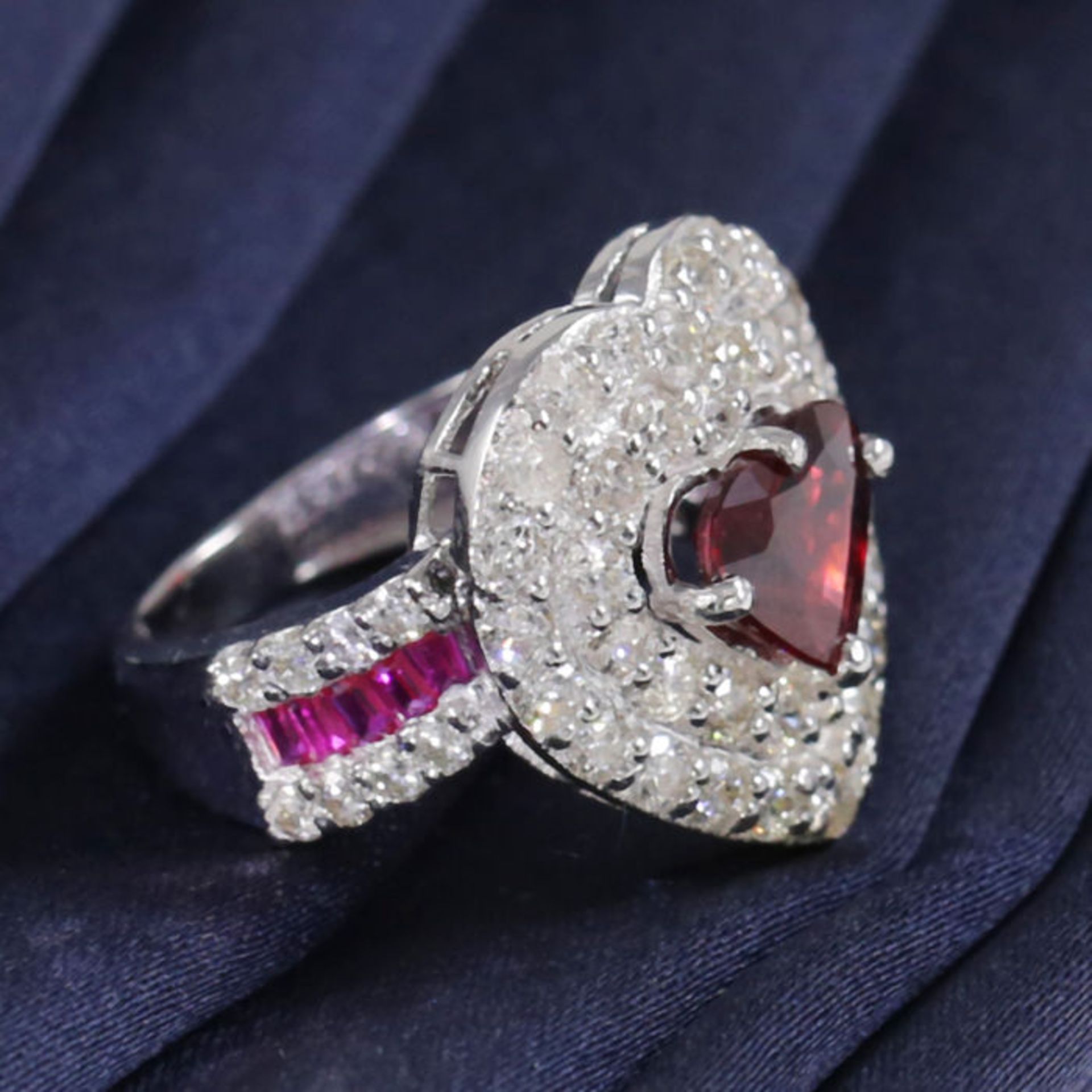 14 K / 585 White Gold Designer Royal Red Ruby (LOTUS Certified) & Diamond Ring - Image 5 of 9