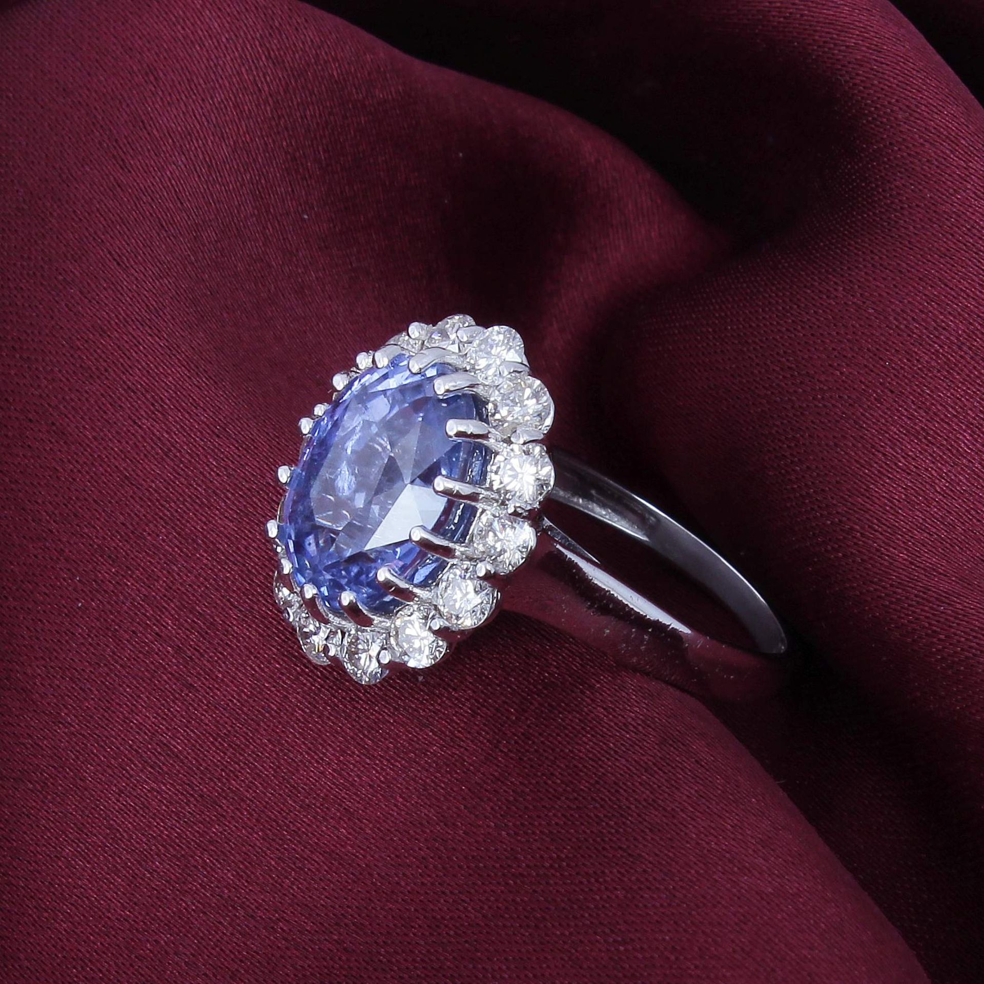 14 K / 585 White gold Designer Blue Sapphire (IGI Certified) & Diamond Ring - Image 7 of 13