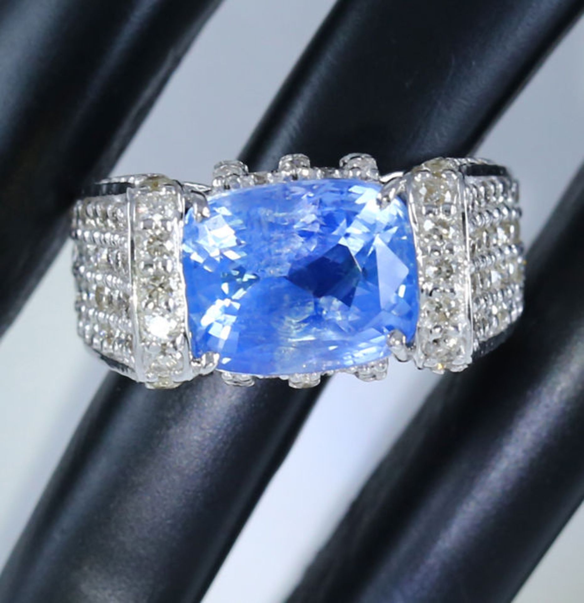 14 K / 585 White Gold Very Exclusive Designer Blue Sapphire (IGI certified) and Diamond Ring - Image 5 of 8