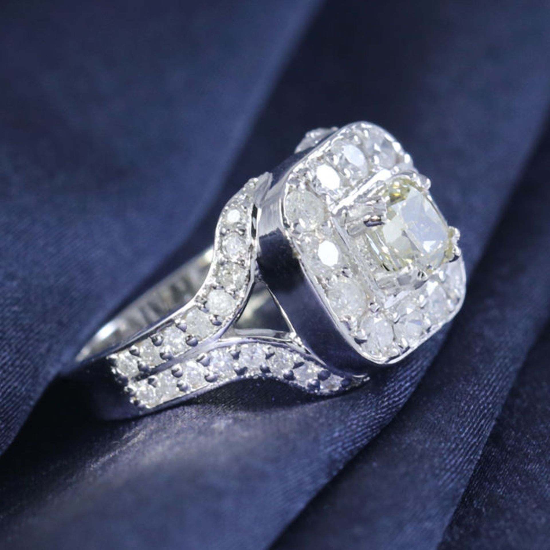 14 K / 585 White Gold Designer Solitaire Diamond (IGI Certified) Ring - Image 5 of 7