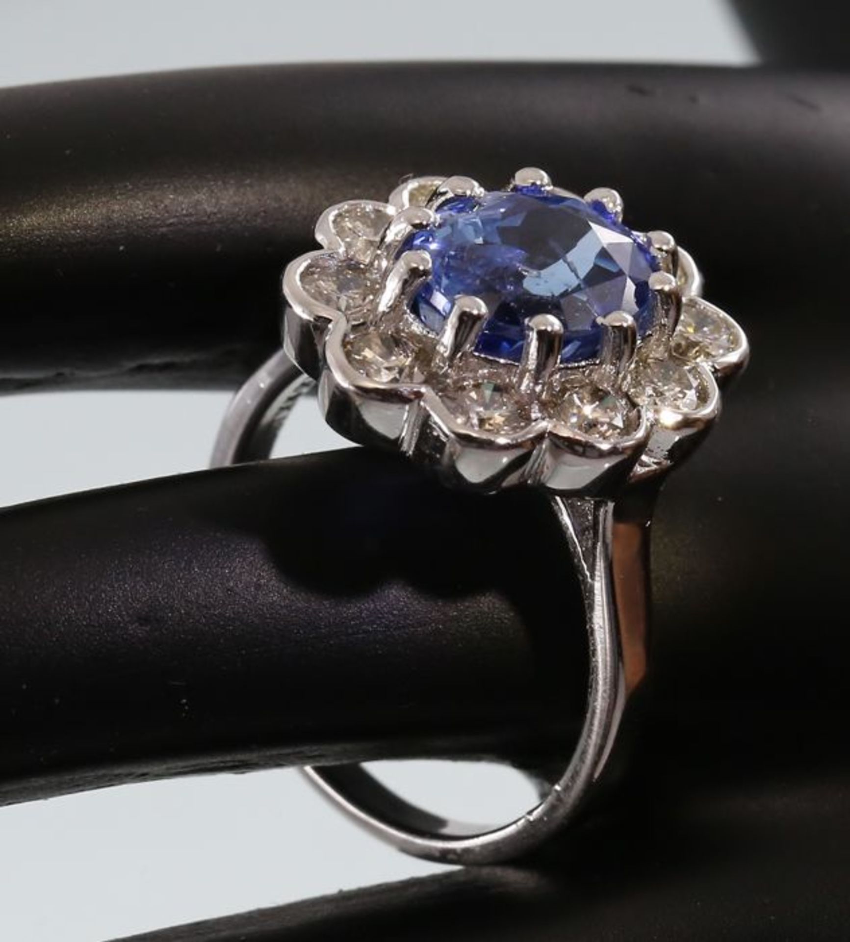 14 K / 585 White Gold Blue Sapphire (IGI Certified) & Diamond Ring - Image 6 of 13