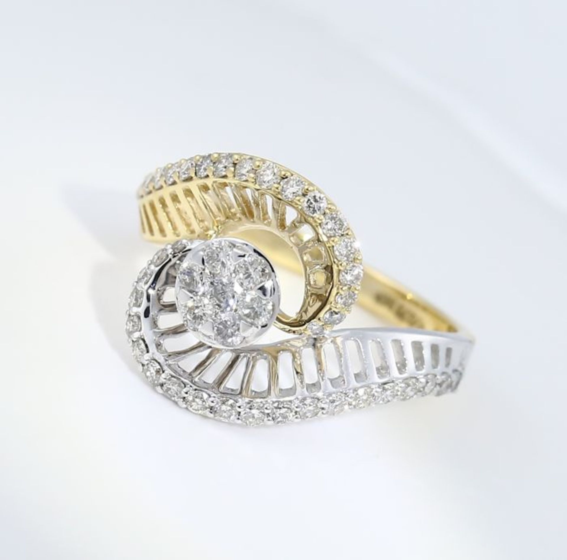 IGI Certified 18 K / 750 Yellow Gold Designer Diamond Ring - Image 3 of 10