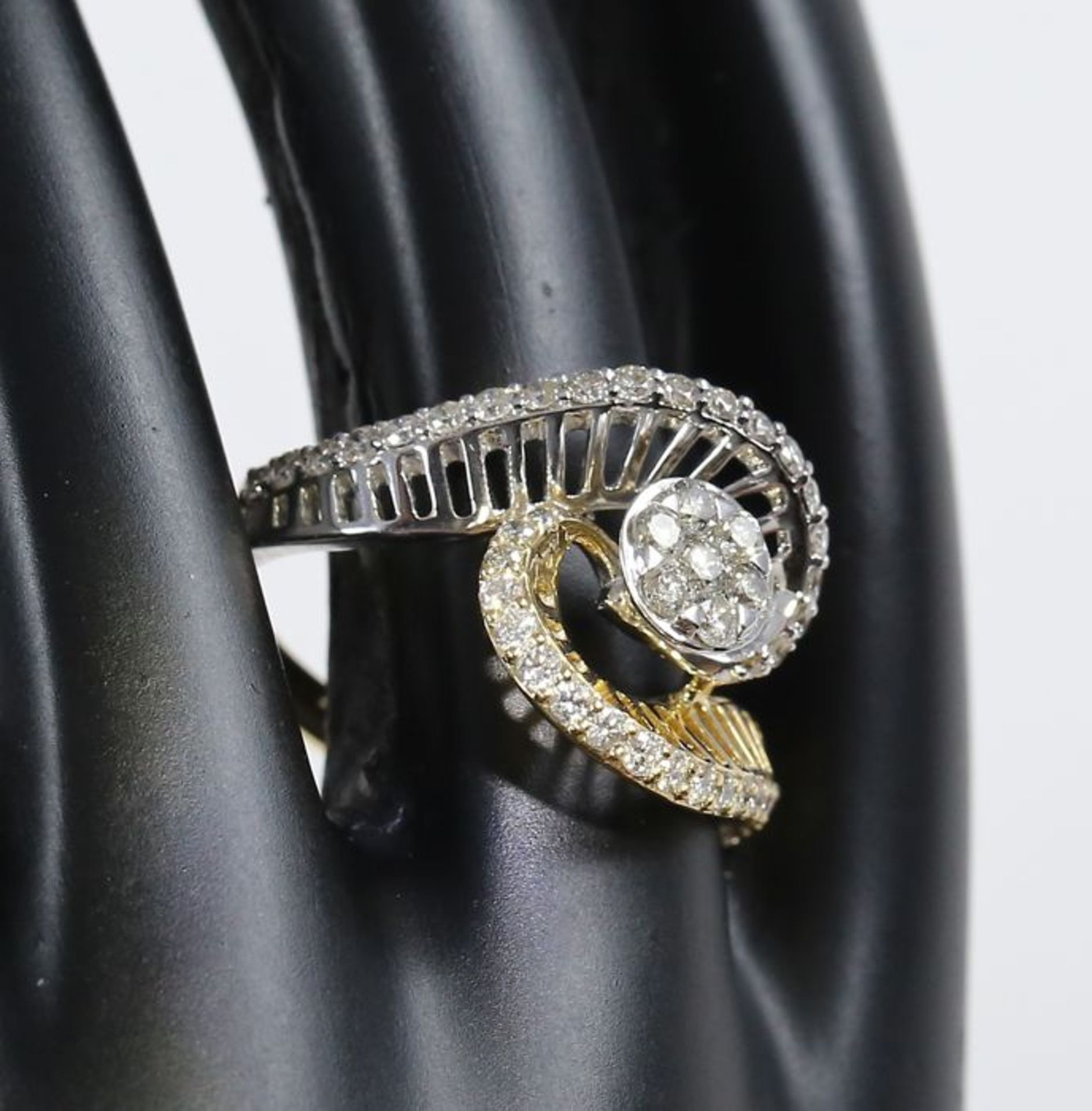 IGI Certified 18 K / 750 Yellow Gold Designer Diamond Ring - Image 5 of 10