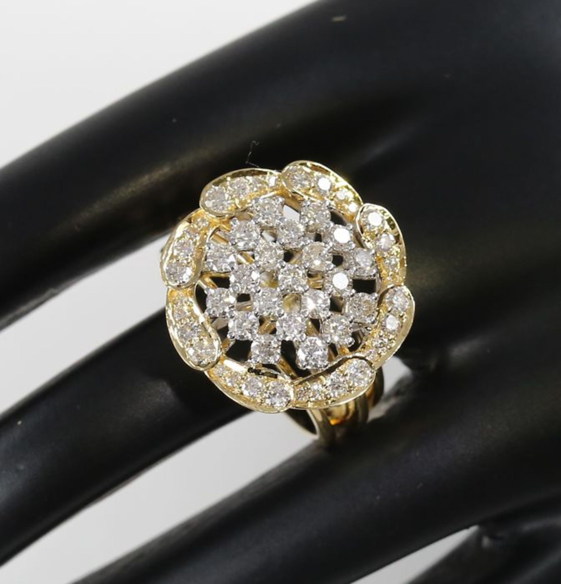 IGI Certified 18 K / 750 Yellow Gold Designer Diamond Ring - Image 5 of 9