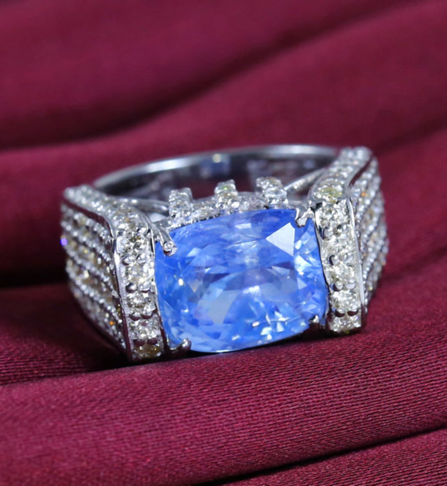 14 K / 585 White Gold Very Exclusive Designer Blue Sapphire (IGI certified) and Diamond Ring