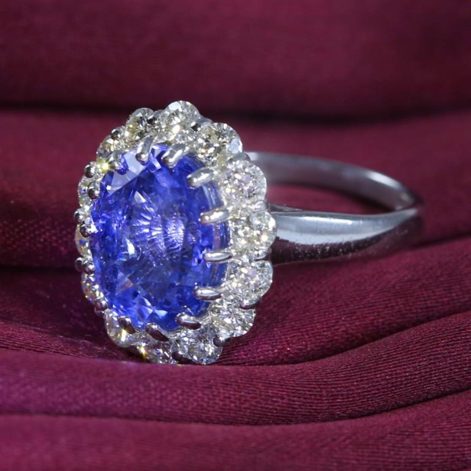 14 K / 585 White gold Designer Blue Sapphire (IGI Certified) & Diamond Ring - Image 5 of 13