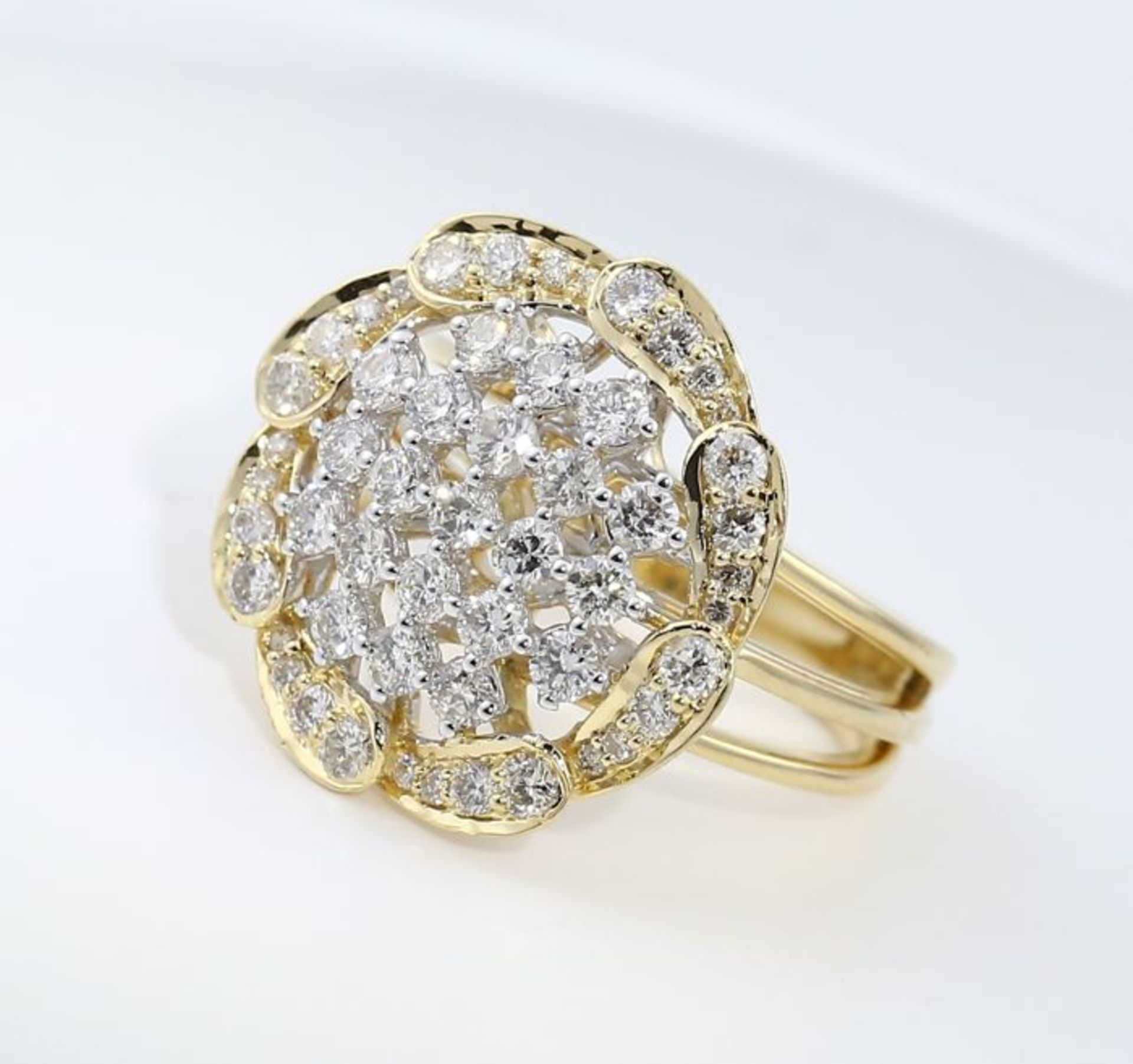 IGI Certified 18 K / 750 Yellow Gold Designer Diamond Ring - Image 3 of 9