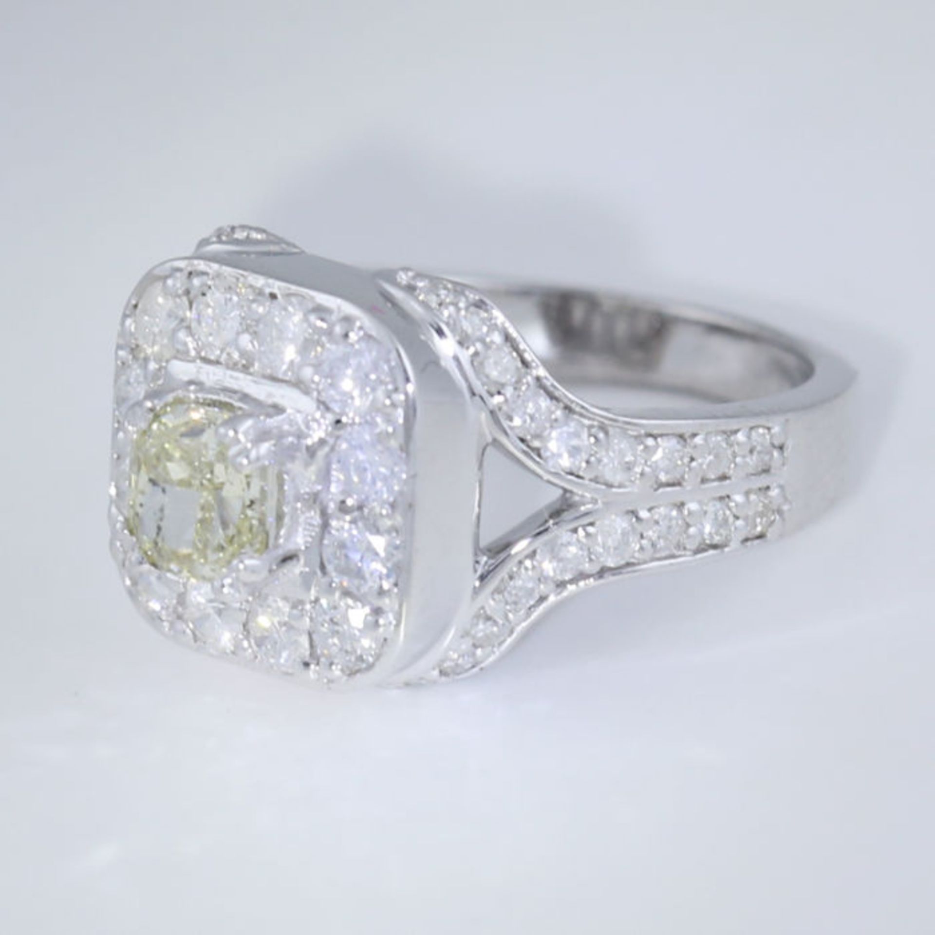 14 K / 585 White Gold Designer Solitaire Diamond (IGI Certified) Ring - Image 4 of 7