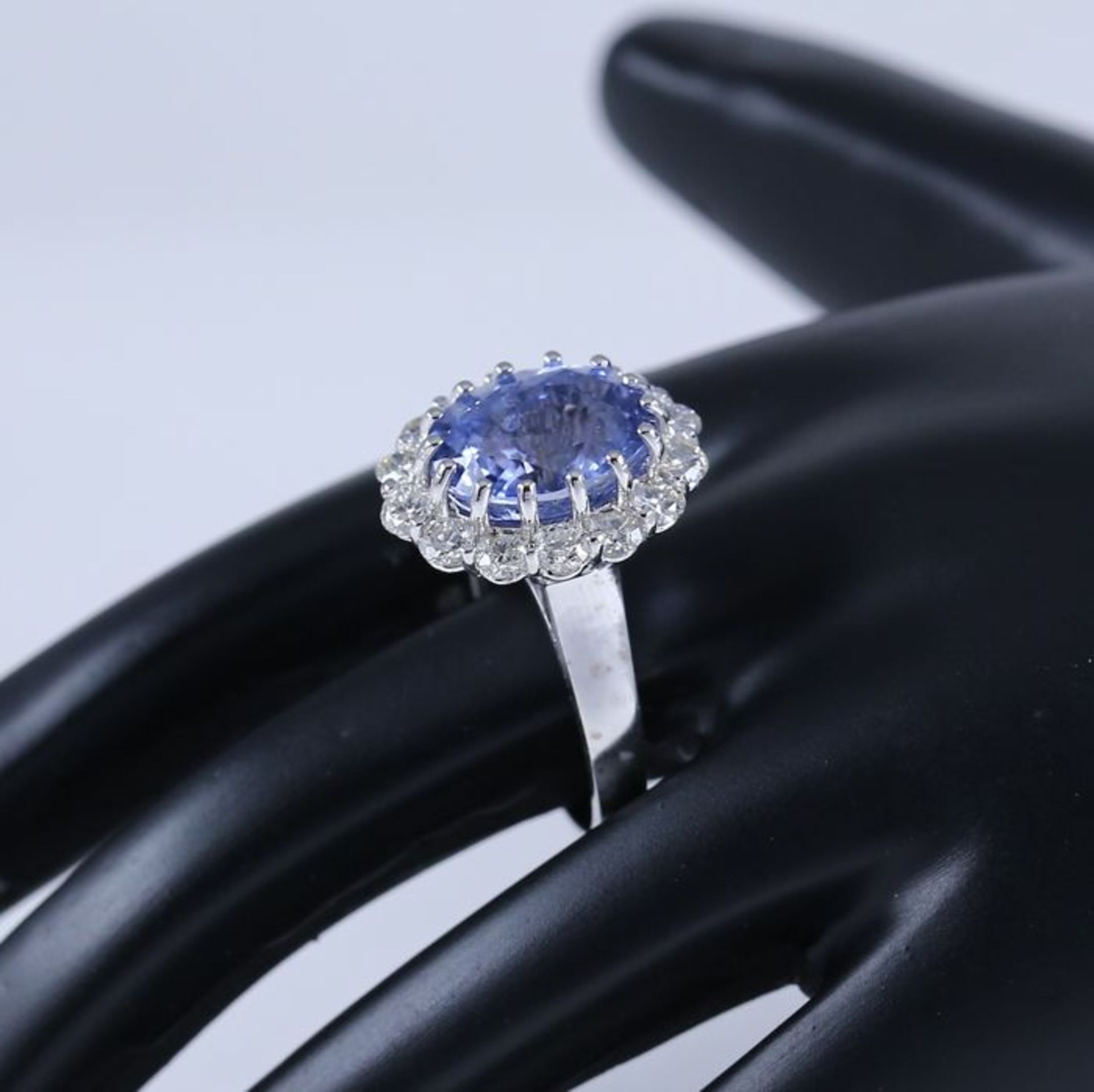 14 K / 585 White gold Designer Blue Sapphire (IGI Certified) & Diamond Ring - Image 11 of 13