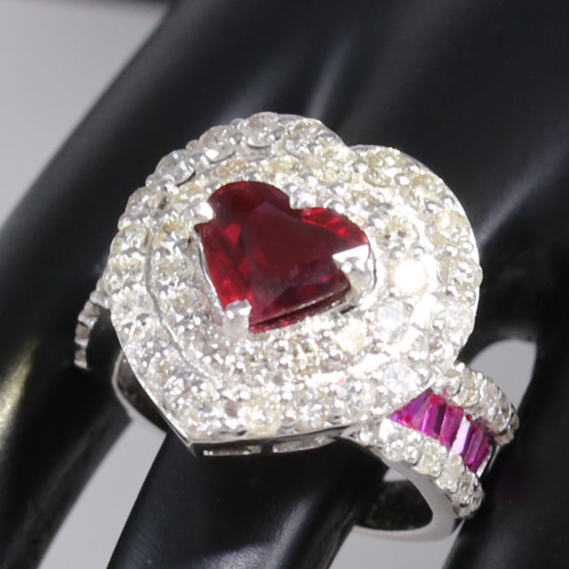 14 K / 585 White Gold Designer Royal Red Ruby (LOTUS Certified) & Diamond Ring - Image 4 of 9