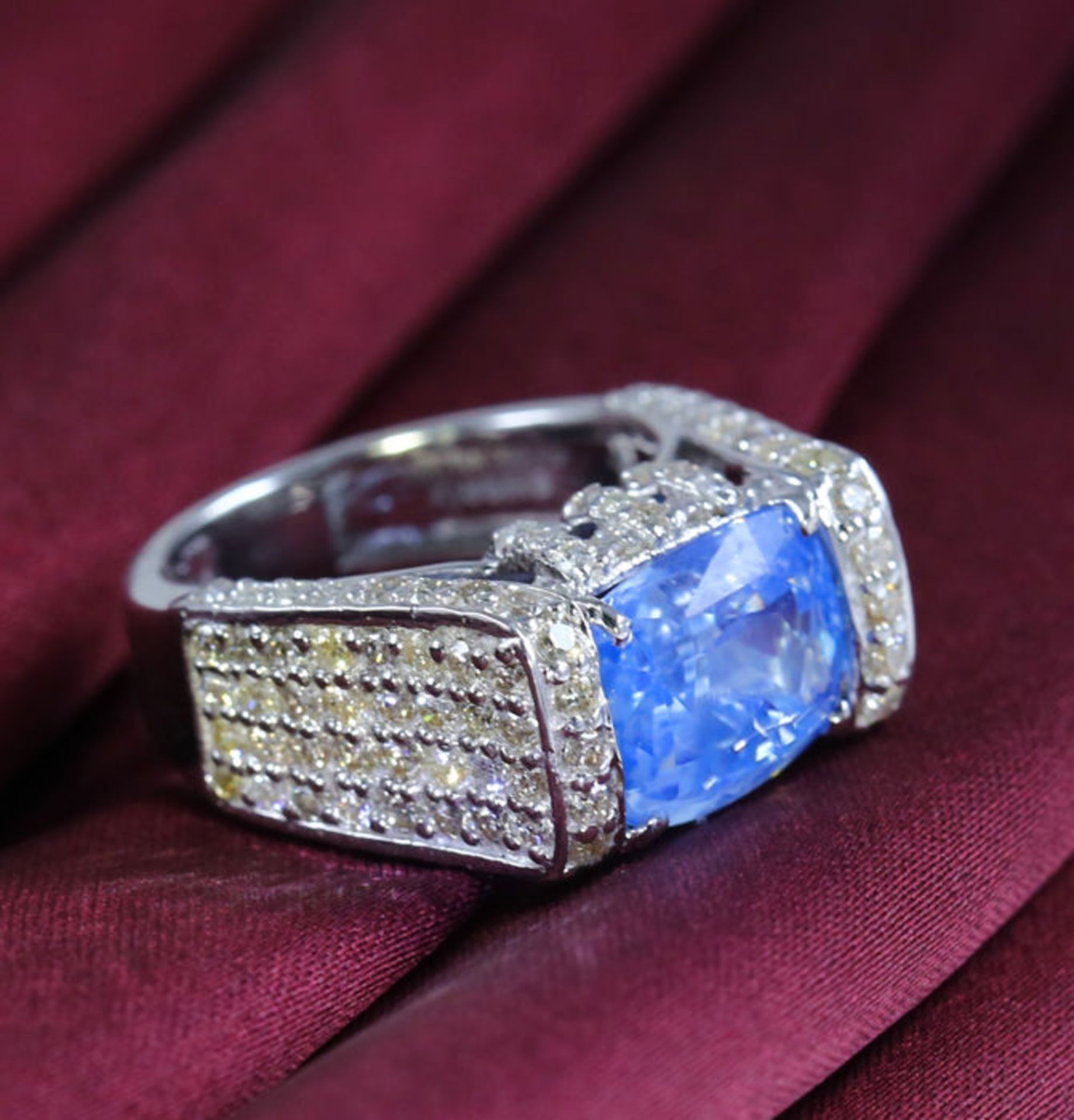 14 K / 585 White Gold Very Exclusive Designer Blue Sapphire (IGI certified) and Diamond Ring - Image 4 of 8