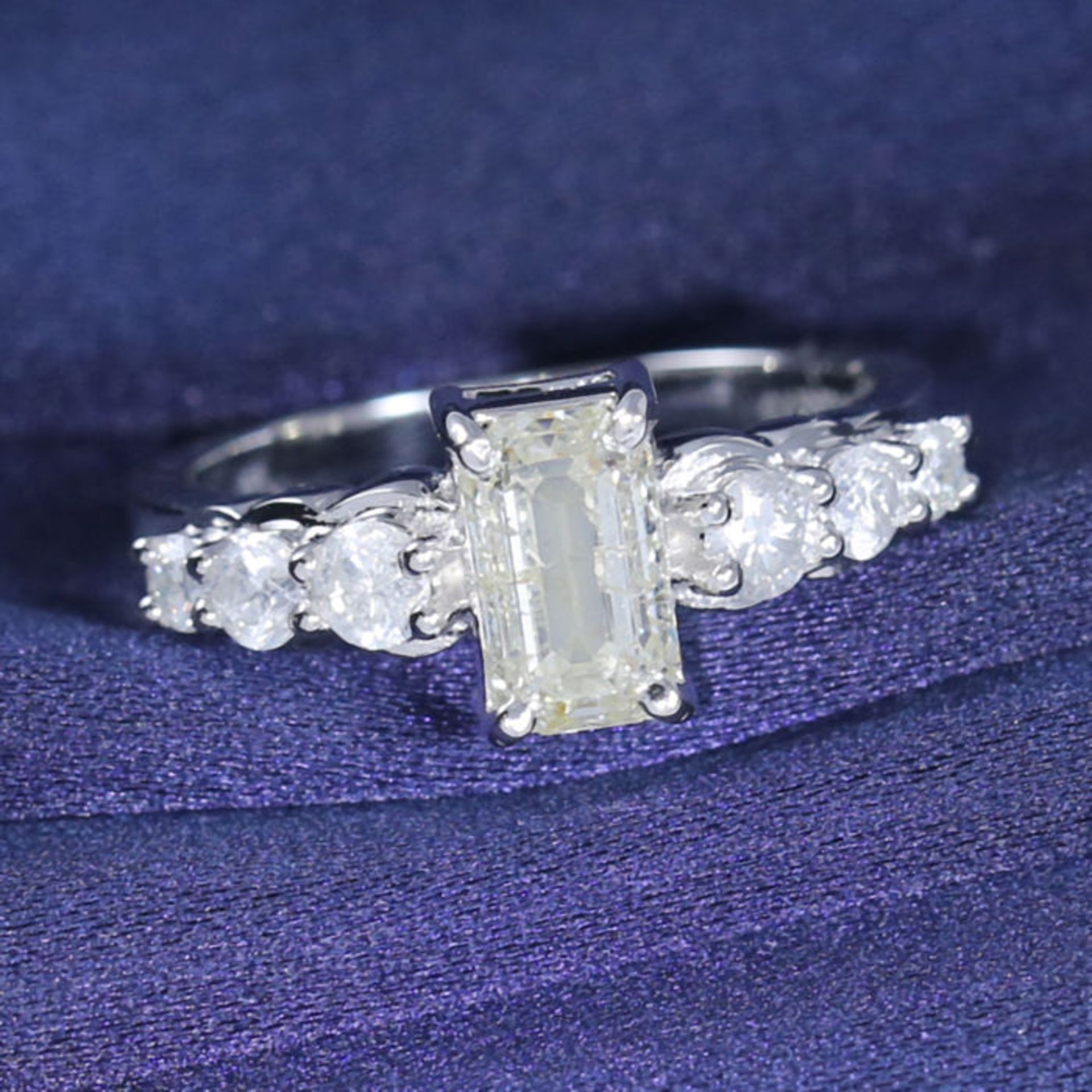 IGI Certified 14 K / 585 White Gold Designer Solitaire Diamond Ring - Image 3 of 7