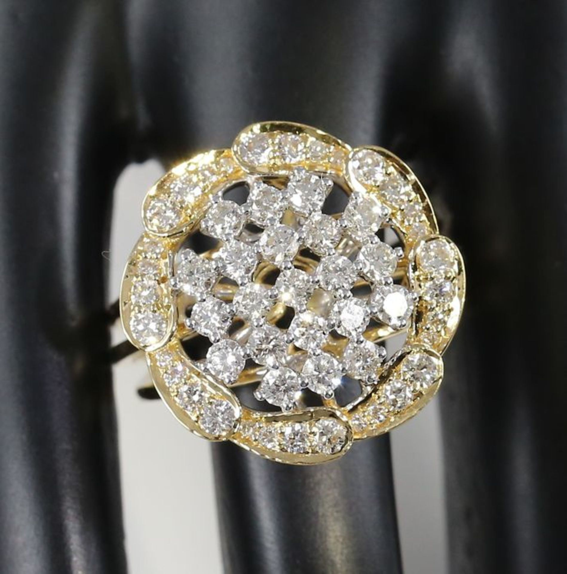 IGI Certified 18 K / 750 Yellow Gold Designer Diamond Ring - Image 4 of 9