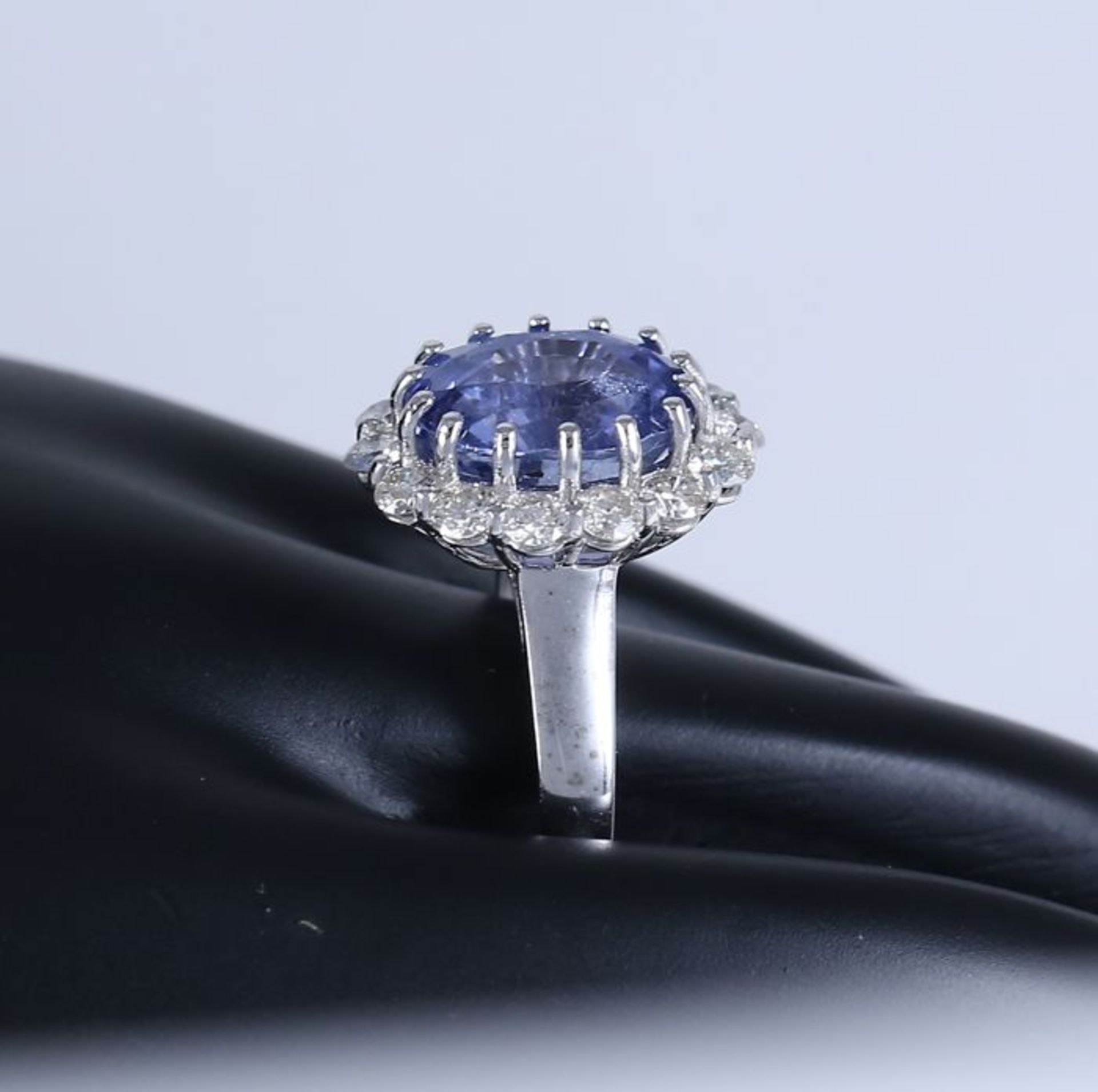 14 K / 585 White gold Designer Blue Sapphire (IGI Certified) & Diamond Ring - Image 6 of 13