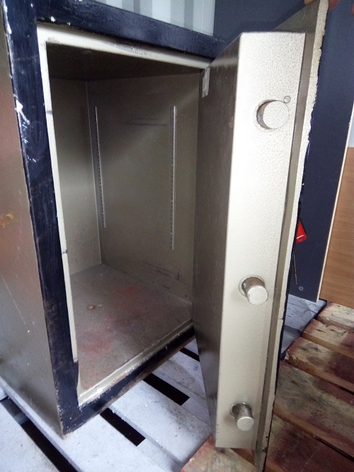 1 Dudley Safe with keys - Image 5 of 5