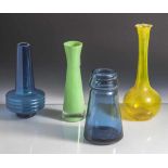 Konvolut von vier Vasen, verschiedene Ausführungen, darunter: a) farbloses Glas, dunkelblau