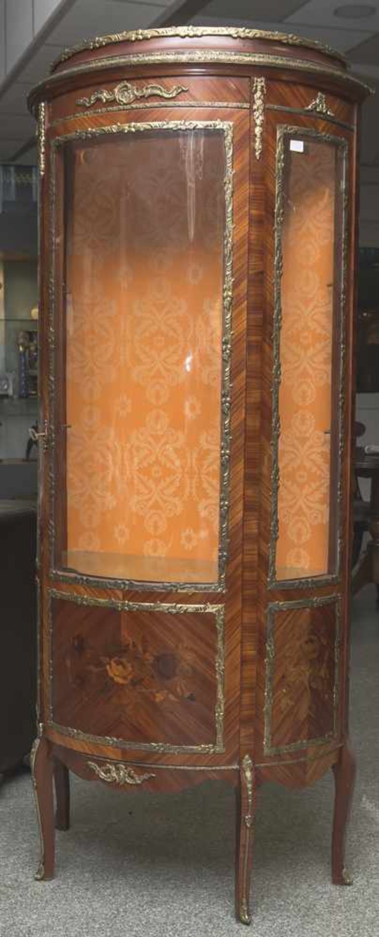 Vitrine im barocken Stil, 20. Jahrhundert. In der Schaufront halbrunde Form, 2/3 verglast,