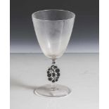 Weinglas Lalique, 1920er Jahre, farbloses Glas, Tellerfuß, der gepresste Schaft mit stilisierter und