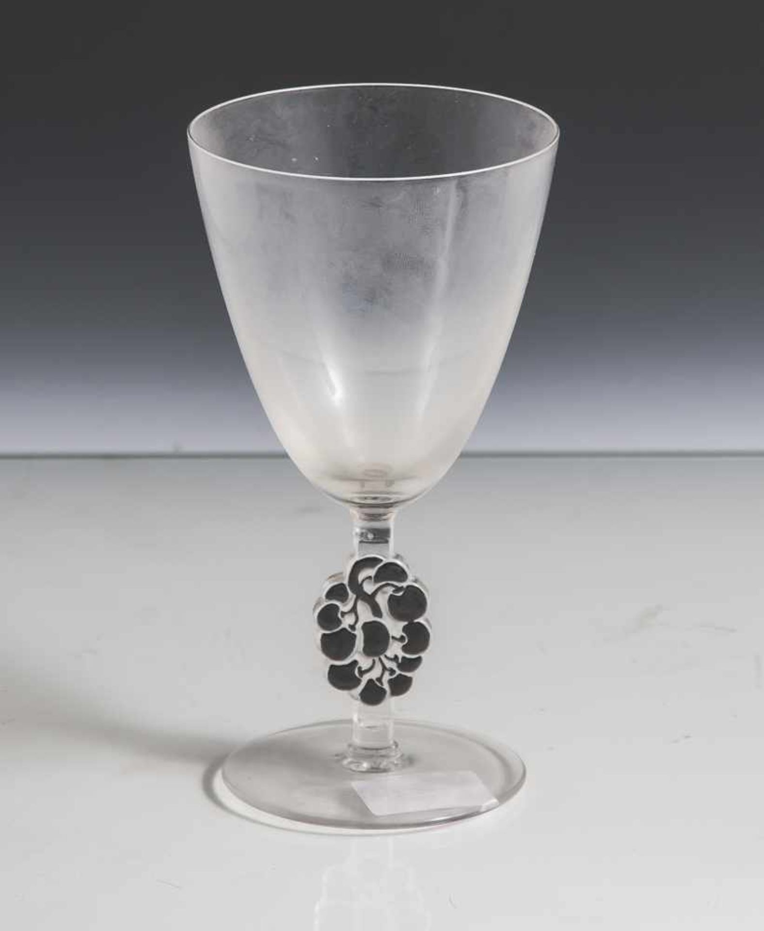 Weinglas Lalique, 1920er Jahre, farbloses Glas, Tellerfuß, der gepresste Schaft mit stilisierter und
