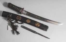 Tanto, Japan, Griff/Makidome mit Baumwollband gewickelt, Kashira Silber/Gold mit feiner Gravur,