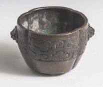 Bronzegefäß, China, wohl 18./19. Jahrhundert, archaischer Stil, bauchige Form, vierpassig