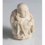 Netsuke, Glücksgott Hotei, Japan, Meiji-Zeit, wohl Anfang 20. Jahrhundert, Elfenbein geschnitzt