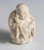 Netsuke, Glücksgott Hotei, Japan, Meiji-Zeit, wohl Anfang 20. Jahrhundert, Elfenbein geschnitzt