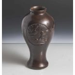 Vase, China, 19. Jahrhundert, Metallguss, kupferfarben. Keulenform, auf der Wandung mit zwei