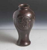 Vase, China, 19. Jahrhundert, Metallguss, kupferfarben. Keulenform, auf der Wandung mit zwei