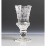 Pokalglas, 19. Jahrhundert, aus klarem Glas, flacher Tellerfuß, balusterförmiger Schaft, feine