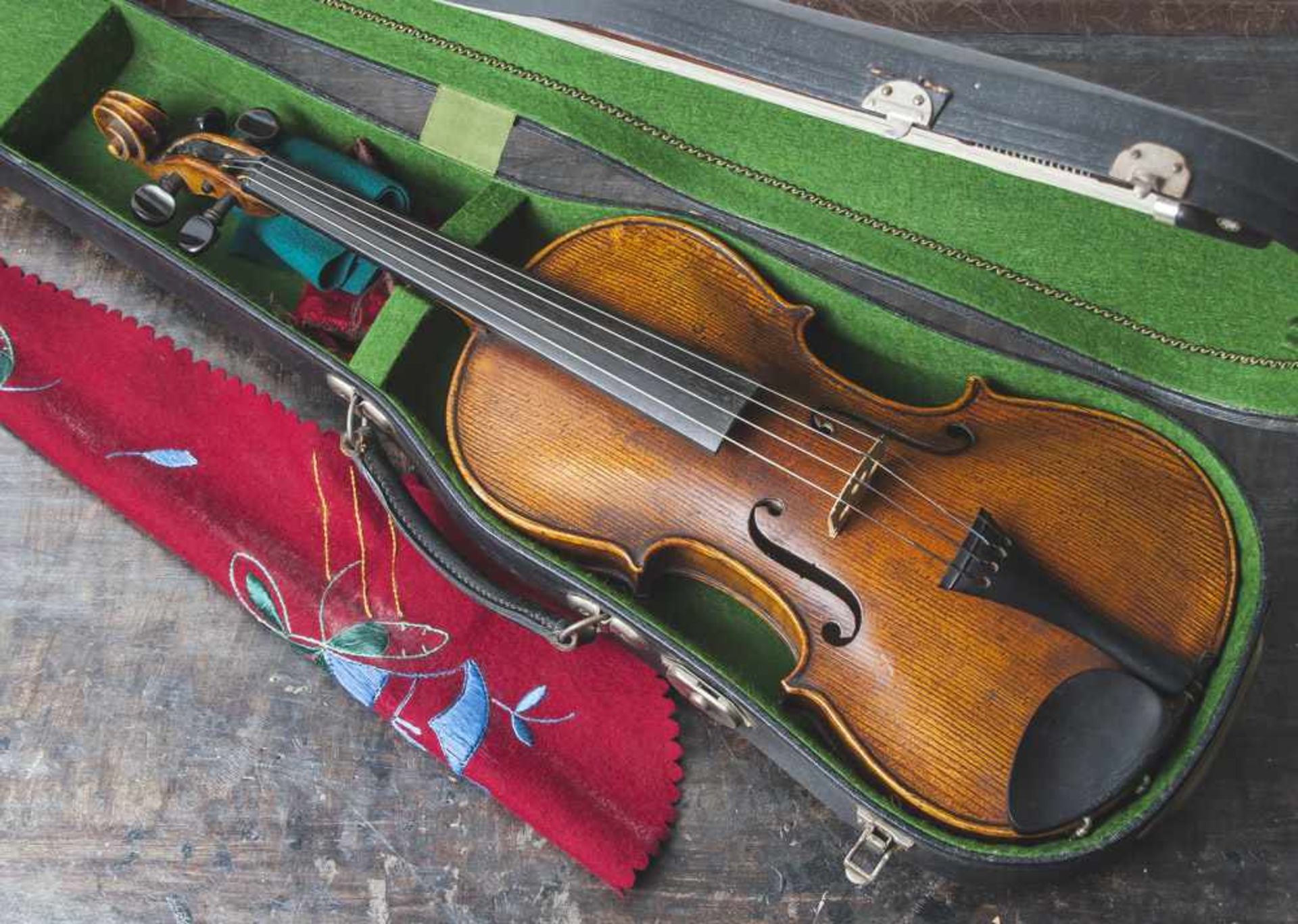 Violine mit Bogen, Anfang 20. Jh., mit Modellzettel Jacobus Stainer, Steg ergänzt, Alters- und
