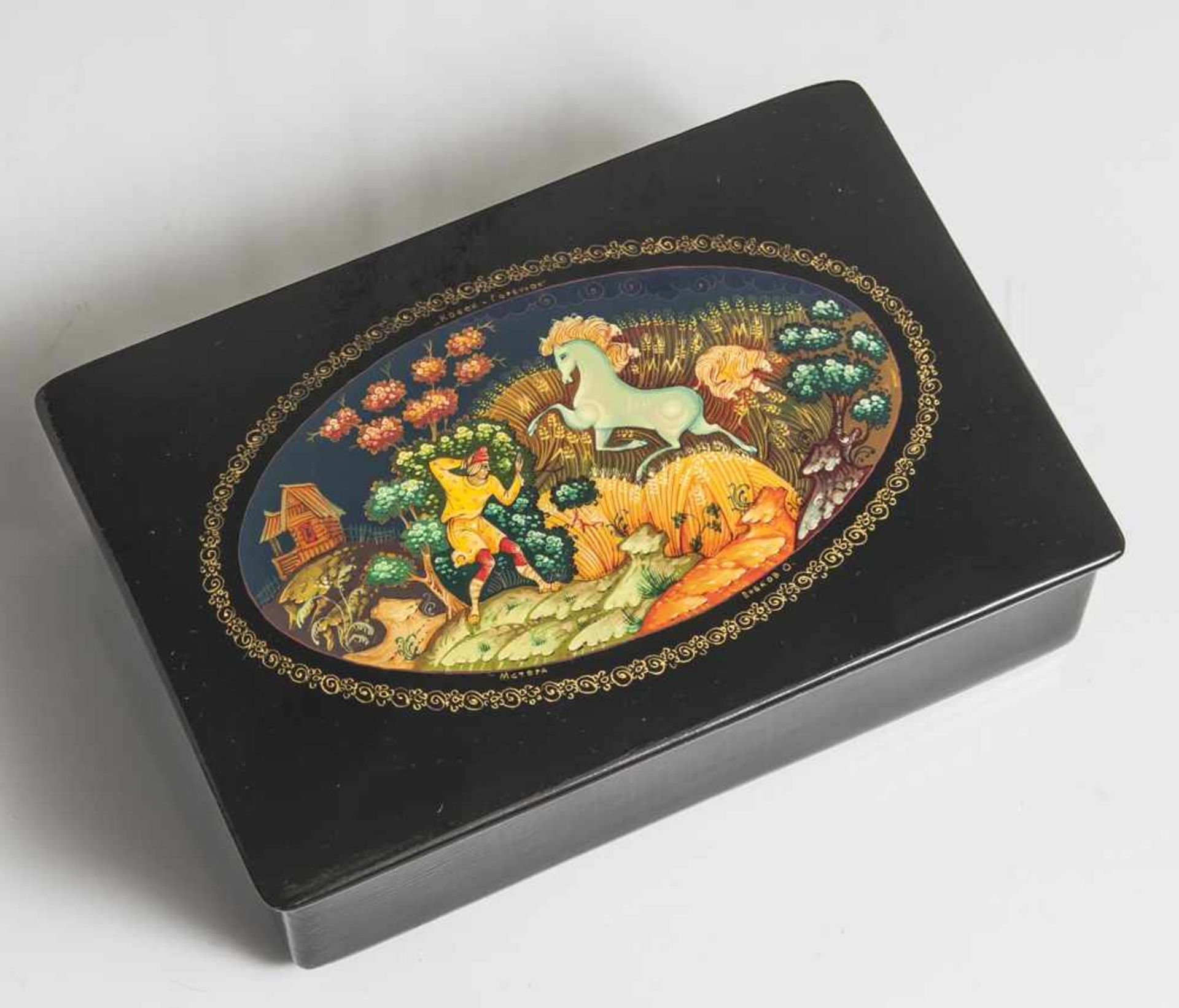 Russische Lackdose mit feiner Miniaturmalerei im ovalen Medaillon auf schwarzem Grund, bez. u.