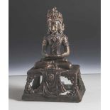 Bronze des gekrönten Amitayus, klassische Darstellung im Meditationssitz auf einem Podest sitzend,