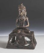 Bronze des gekrönten Amitayus, klassische Darstellung im Meditationssitz auf einem Podest sitzend,