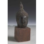 Buddhakopf, Thailand, Bronze, Kopf als Fragment mit Flammenkrone. Auf Holzsockel. Schöne, alte