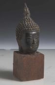 Buddhakopf, Thailand, Bronze, Kopf als Fragment mit Flammenkrone. Auf Holzsockel. Schöne, alte