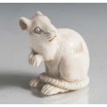 Netsuke, Ratte, Japan, Meiji-Zeit, wohl Ende 19. Jahrhundert, Elfenbein, fein geschnitzt und